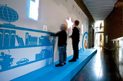 星雲牆Nebula Walls 知道這世界哪個國家在哪裡嗎？會寫ABC123了沒？透過光引導的遊戲，孩子們輕輕鬆鬆就學會。不要以為這只是個概念設計，在荷蘭的小學、幼稚園都看得到這項互動裝置。設計／NYOYN (圖片提供/Tim Dijkstra)