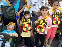 320 反核大遊行參加反核運動的小朋友，展現對核災的憂心。 （攝影／林敬原）