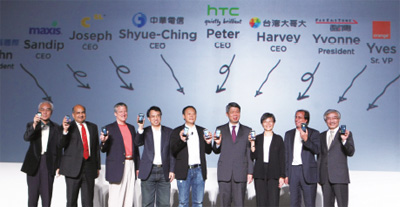 03HTC新機發表，宏達電大手筆造勢，國內外電信大廠均到場祝賀，場面相大盛大。